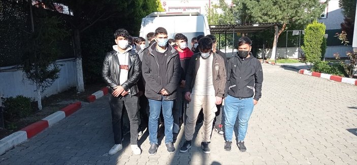 İzmir'de, 52 kaçak göçmen yakalandı