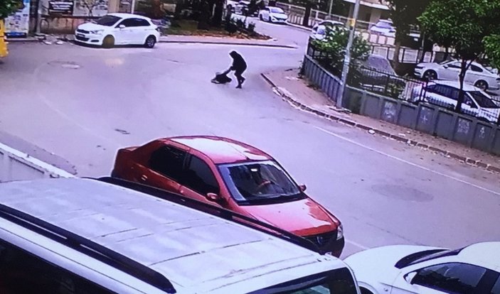 Adana’da kapkaççı dehşeti: Kadını yerde sürükledi