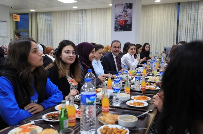 Bakan Kasapoğlu, Erzurum'da öğrencilerle bir araya geldi