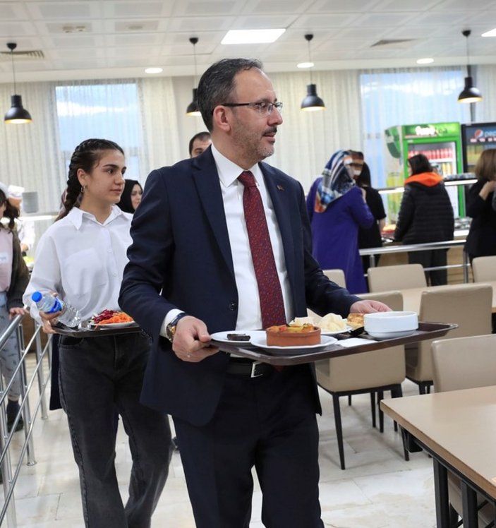 Bakan Kasapoğlu, Erzurum'da öğrencilerle bir araya geldi
