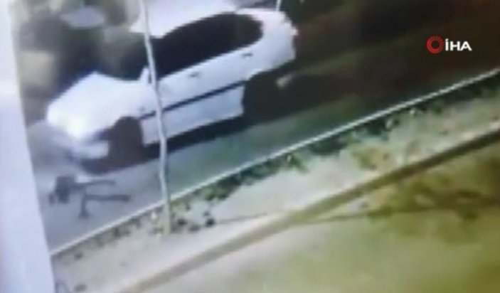 Elazığ'da köpekten kaçan çocuğa otomobil çarptı