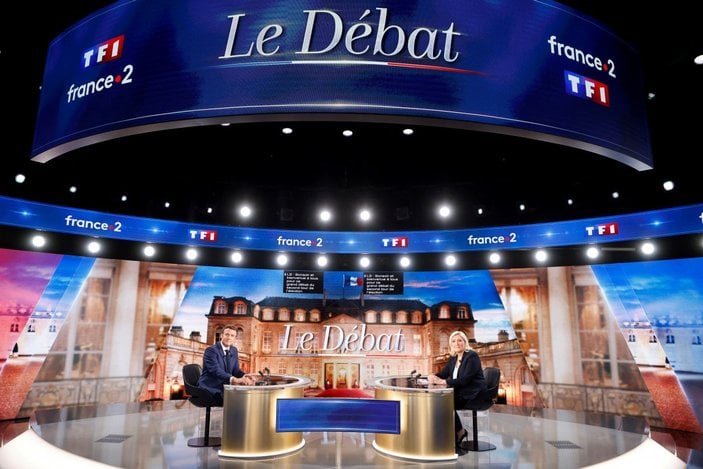 Macron ve Le Pen canlı yayında kozlarını paylaştı