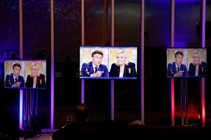 Macron ve Le Pen canlı yayında kozlarını paylaştı