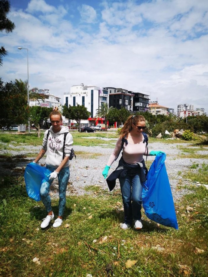 Antalya’da Rus ve Ukraynalılar birlikte çöp topladı