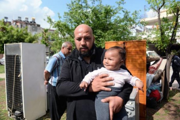 Adana’da, evden çıkarılan çift bebekleri ile parkta kaldı