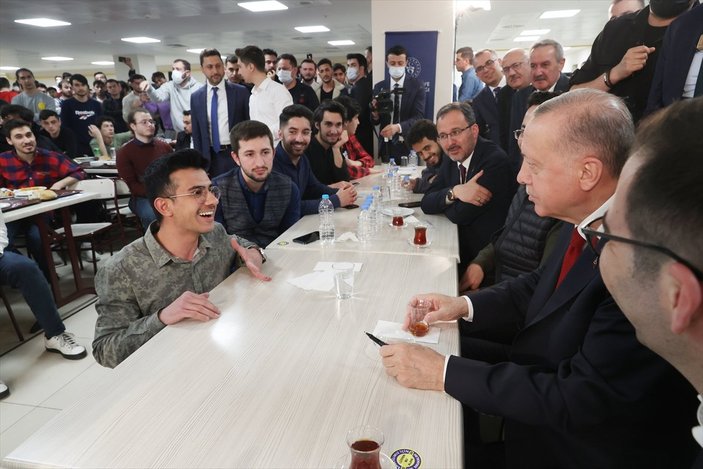 Cumhurbaşkanı Erdoğan, gençlerle masa tenisi oynadı