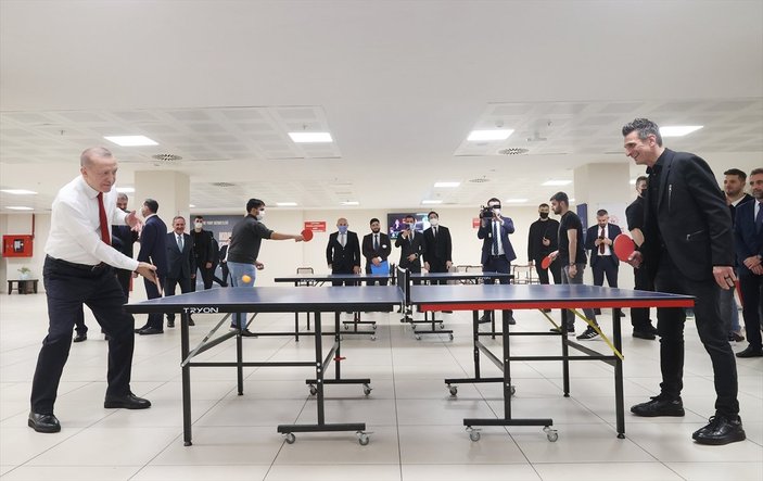 Cumhurbaşkanı Erdoğan, gençlerle masa tenisi oynadı