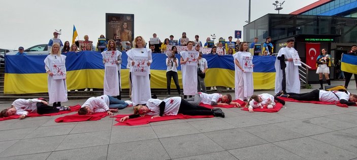 Beyoğlu'nda Ukraynalılardan kefenli eylem