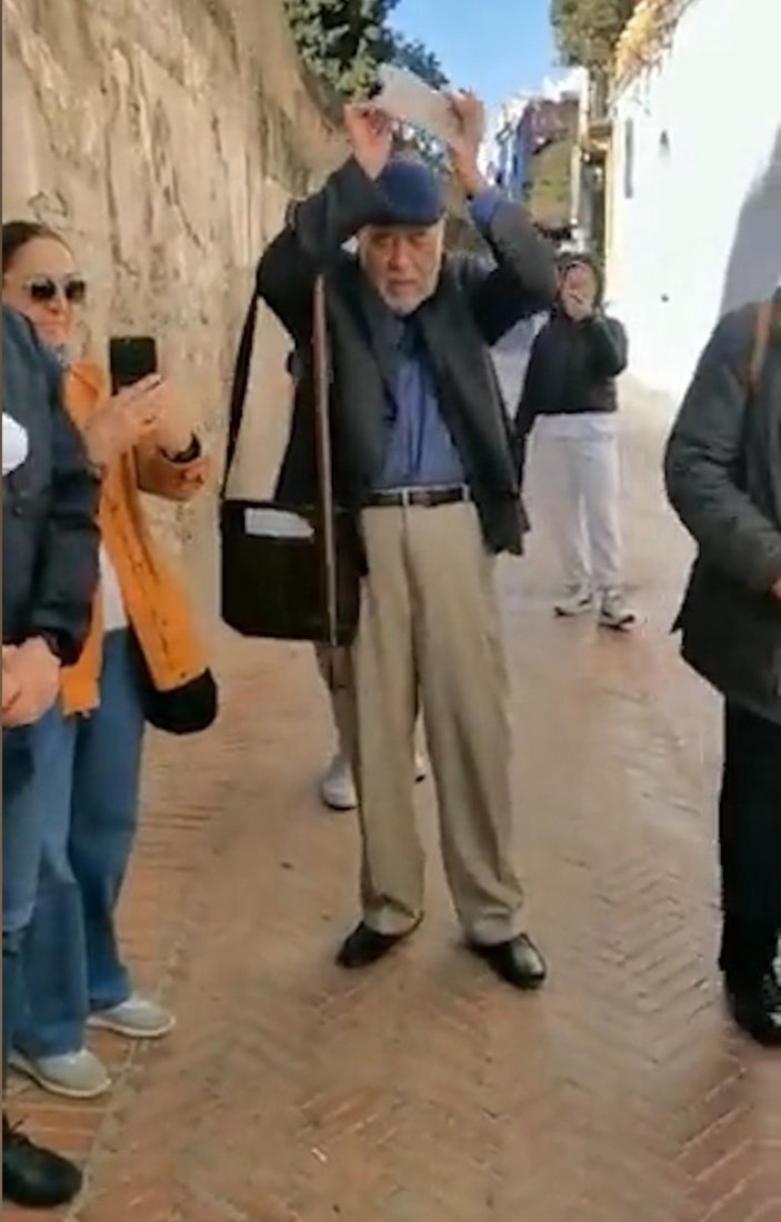 Prof. Dr. İlber Ortaylı, İspanya sokaklarındaki dansını paylaştı