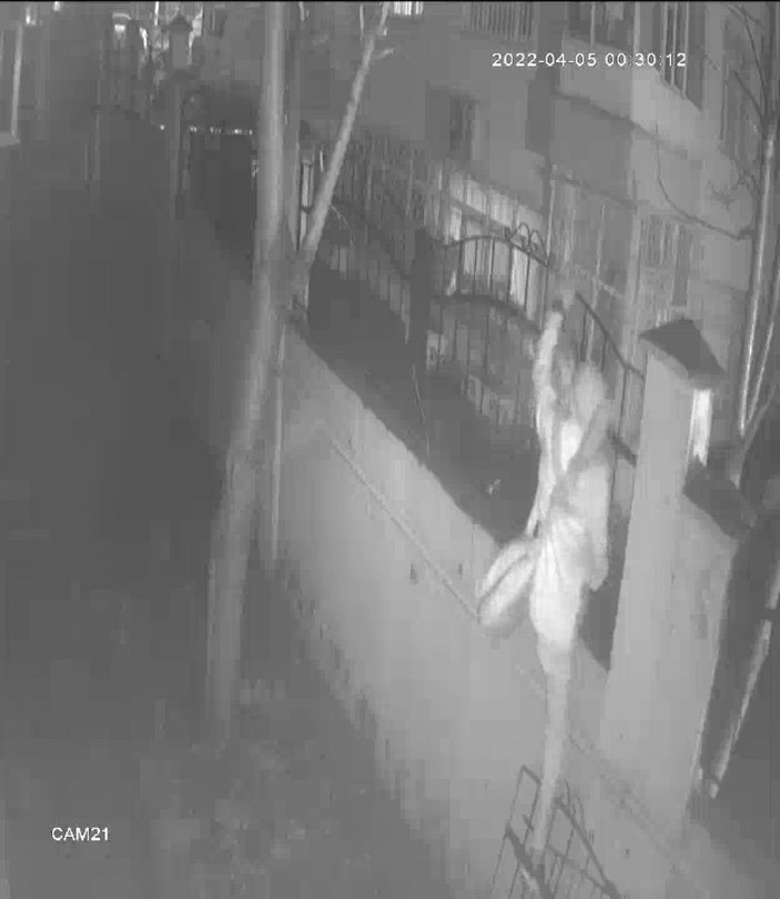 Kadıköy'deki ortaokuldan saz çalan hırsız kamerada