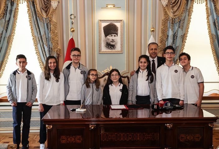 a Ali Yerlikaya, 23 Nisan'da öğrencileri ağırladı