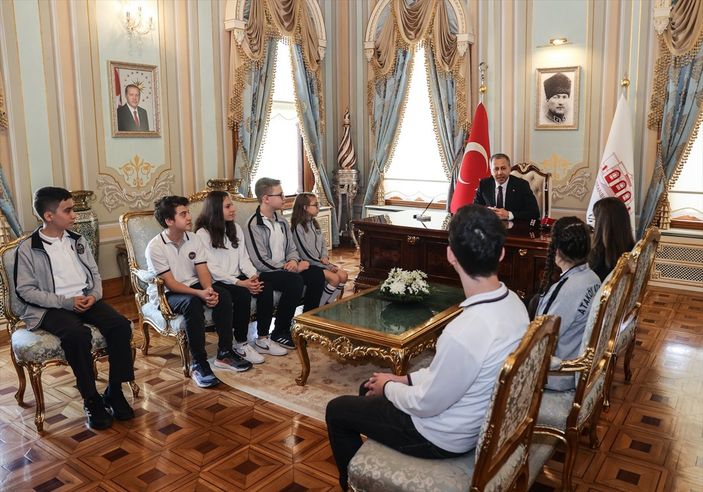 a Ali Yerlikaya, 23 Nisan'da öğrencileri ağırladı