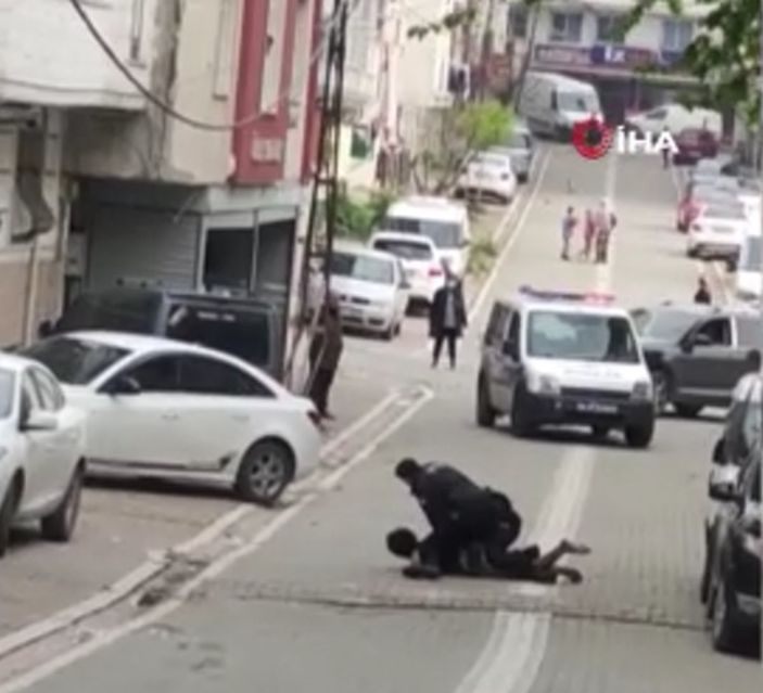 i Esenyurt’ta, sokağa yarı çıplak çıkan şahıs kamerada