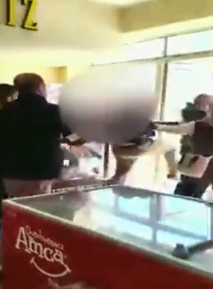 Afyonkarahisar’da, fırın denetiminde görevlilere saldırı kamerada