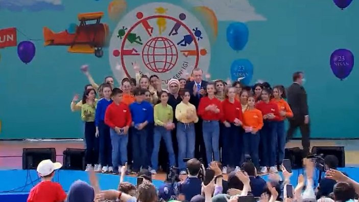 Cumhurbaşkanı Erdoğan 23 Nisan etkinliğinde çocuklarla şarkı söyledi