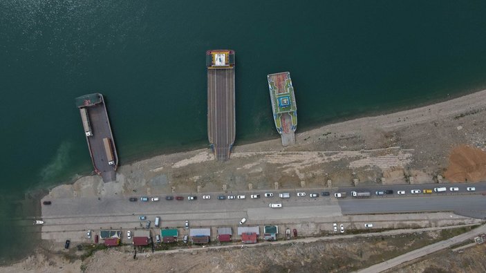 Tunceli-Elazığ feribot kuyruğundan vatandaşlar şikayetçi: Köprü yapılsın