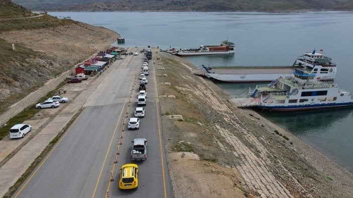 Tunceli-Elazığ feribot kuyruğundan vatandaşlar şikayetçi: Köprü yapılsın