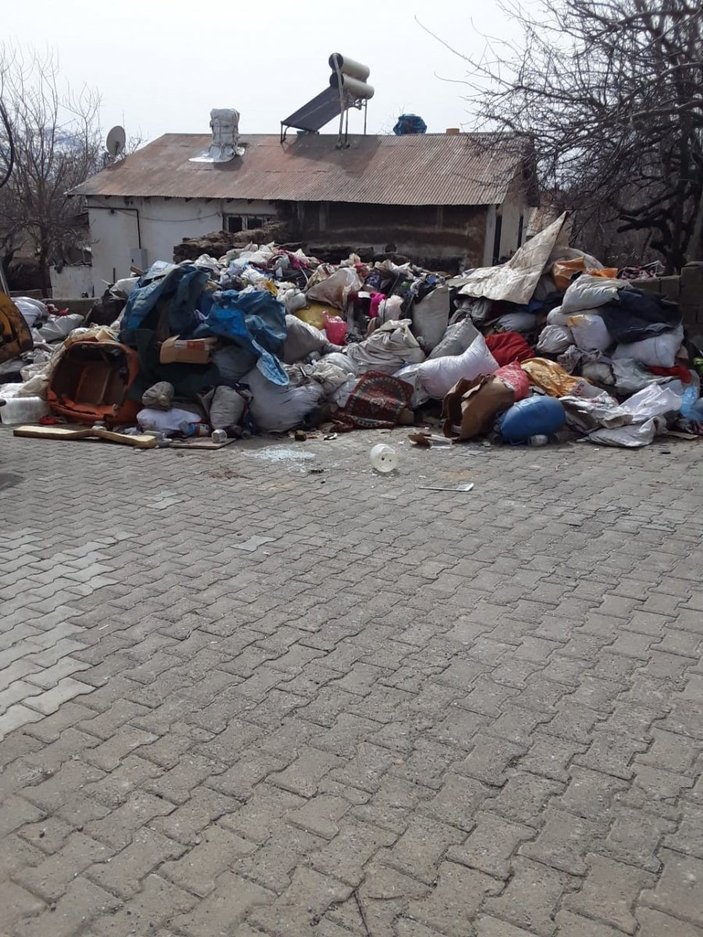 Bitlis'te yaşlı kadının evinden 2 kamyon çöp çıkarıldı