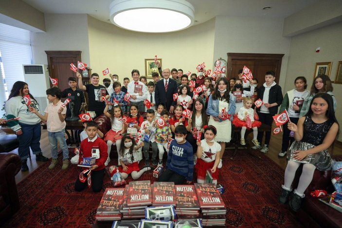 Kemal Kılıçdaroğlu ziyaretine gelen çocuklara Nutuk dağıttı