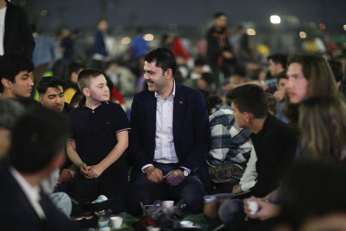Murat Kurum, ilk defa oy kullanacak 5 bin gençle iftarda buluştu