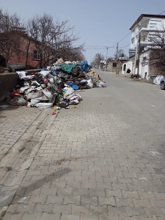 Bitlis'te yaşlı kadının evinden 2 kamyon çöp çıkarıldı