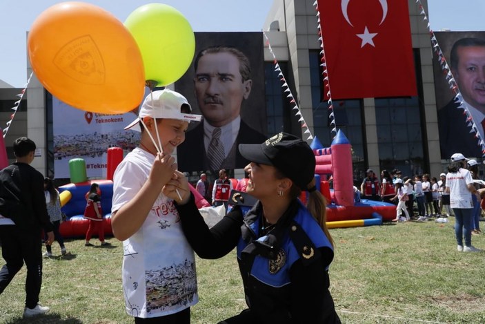 Adana polisi, 23 Nisan'da çocuklarla eğlendi