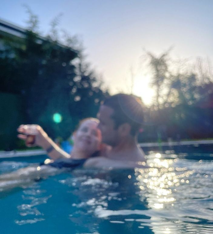 Alemin Kralı'nın Ahsen'i sevgilisiyle dudak dudağa poz verdi, tepkiler gecikmedi! 'Biraz edep edep'