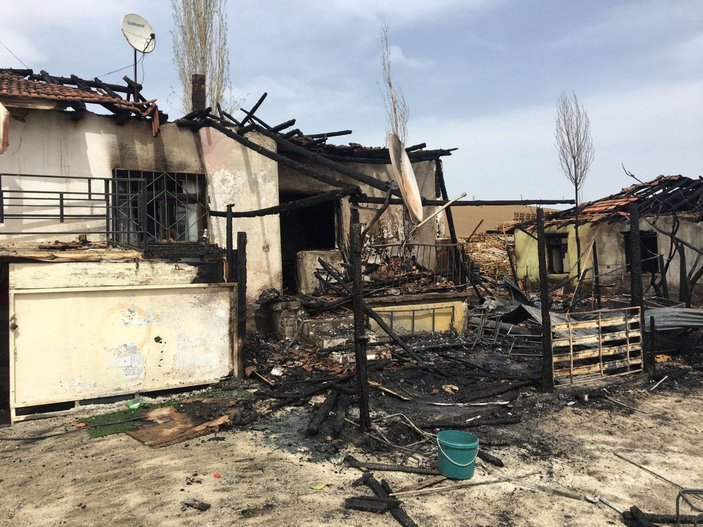 Ankara'da ekmek yapmak için yaktığı ateş, eve sıçradı