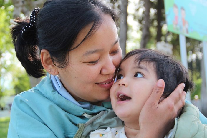 Antalya'da kalan Kazakistanlı anneden hasta kızı için yardım çağrısı