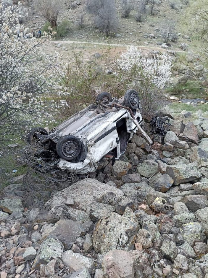 Ankara’da araç uçuruma yuvarlandı: 2 ölü