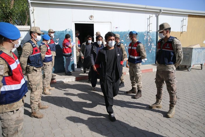 Kaçak Afganların ülkelerine dönüşleri sürüyor