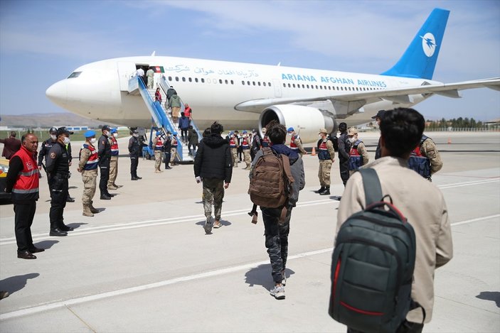 Kaçak Afganların ülkelerine dönüşleri sürüyor
