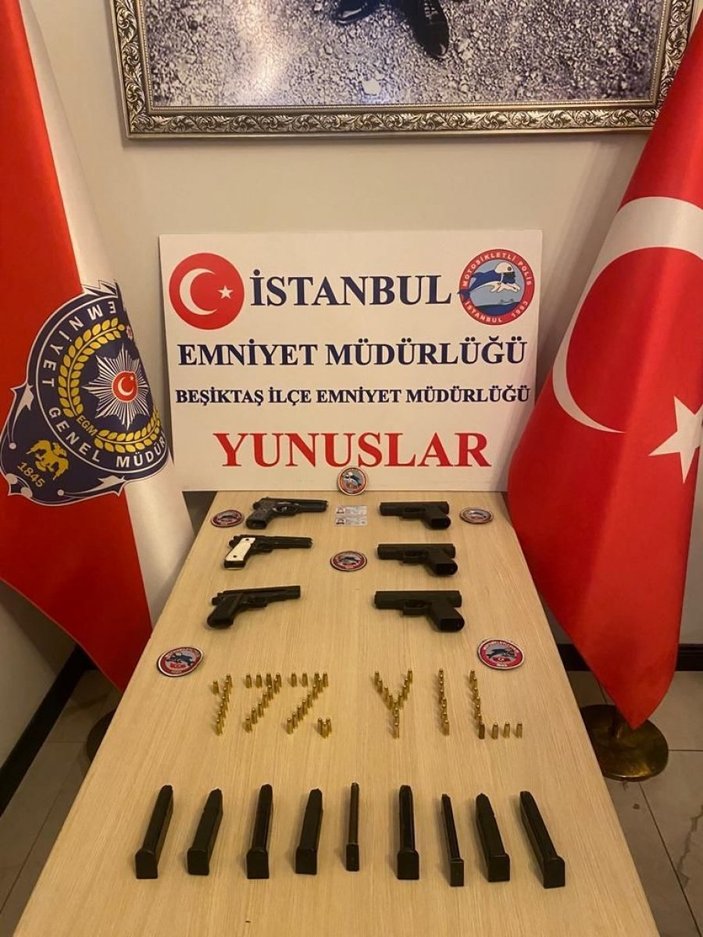 Beşiktaş'ta polis denetimi: Araçtan 6 adet tabanca çıktı