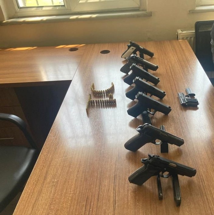 Beşiktaş'ta polis denetimi: Araçtan 6 adet tabanca çıktı