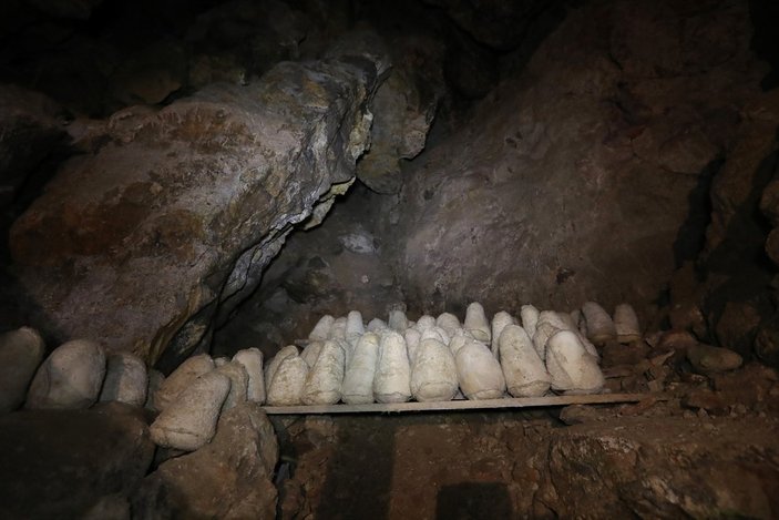 Mustafa Varank, mağarada üretilen Divle Obruk Peyniri'ni inceledi