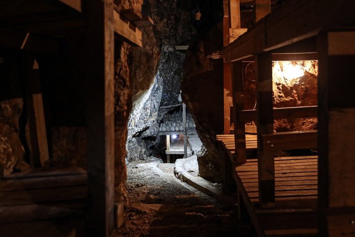 Mustafa Varank, mağarada üretilen Divle Obruk Peyniri'ni inceledi