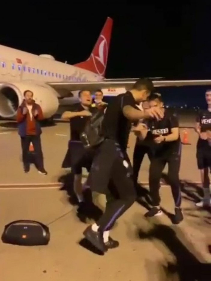 Trabzonsporlu futbolcular havalimanında kolbastı oynadı