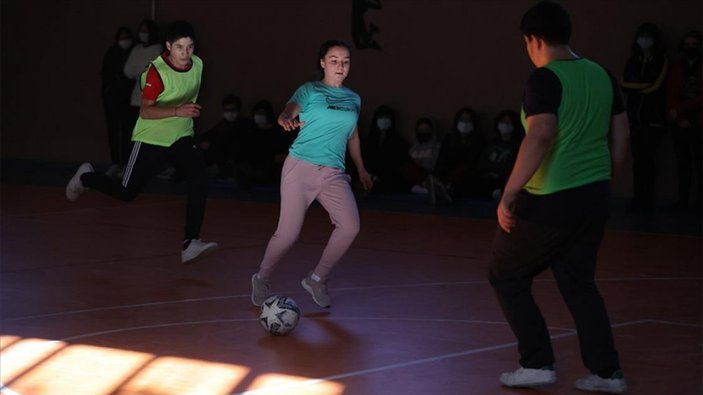 Edirne'de lise öğrencisi Elif, doktor ve futbolcu olmak istiyor