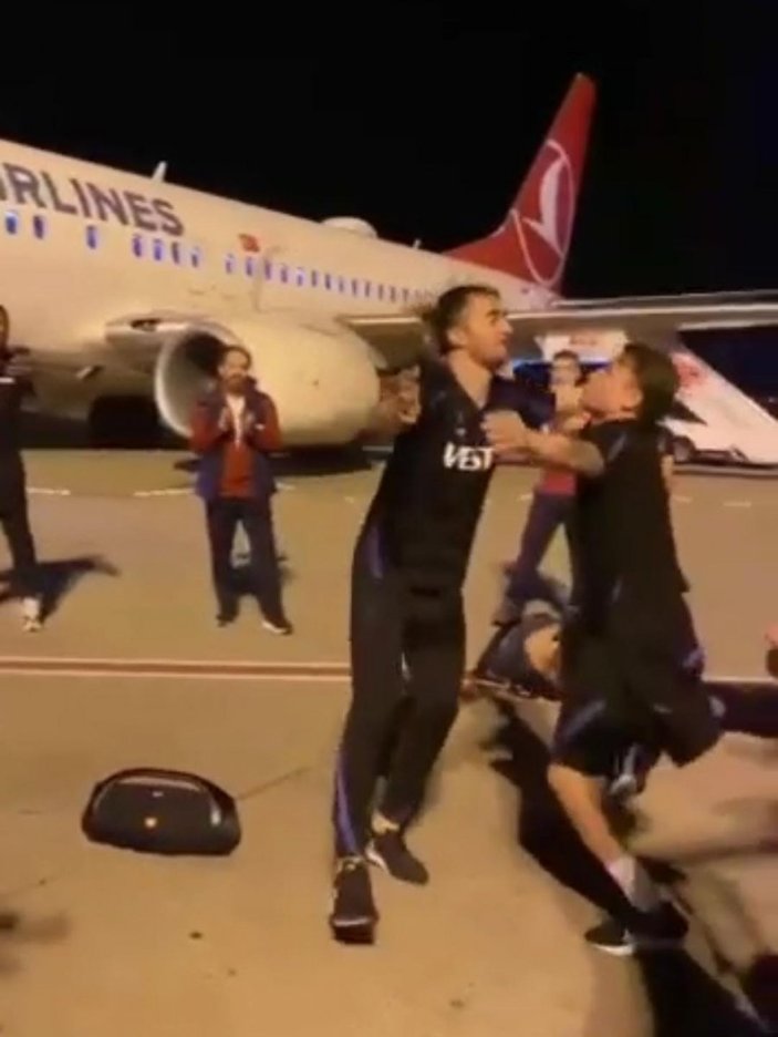 Trabzonsporlu futbolcular havalimanında kolbastı oynadı