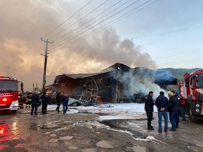 Yalova'daki kereste fabrikasında yangın: 5 saatte söndürüldü