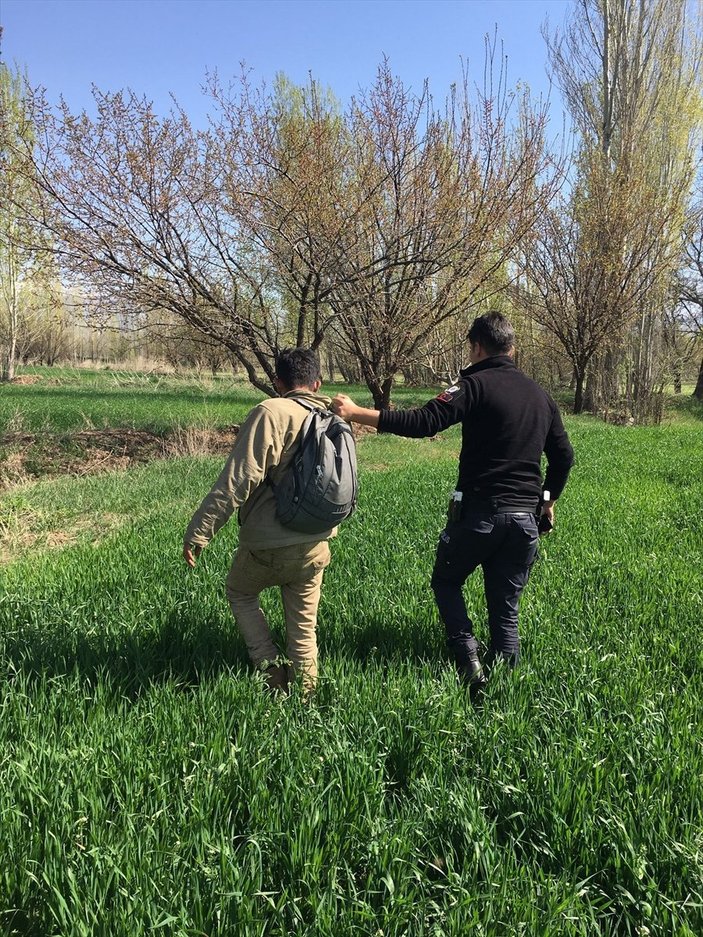 Erzincan'da, kırsal arazide kaçan 9 kaçak göçmen yakalandı