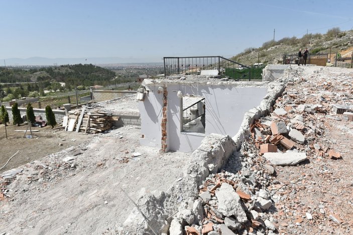 Çorum'da, su havzasındaki kaçak villalar yıkıldı