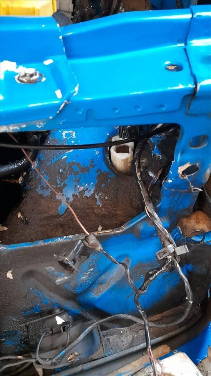 Sarp Sınır Kapısı'nda minibüsün yakıt deposundan kaçak bal çıktı