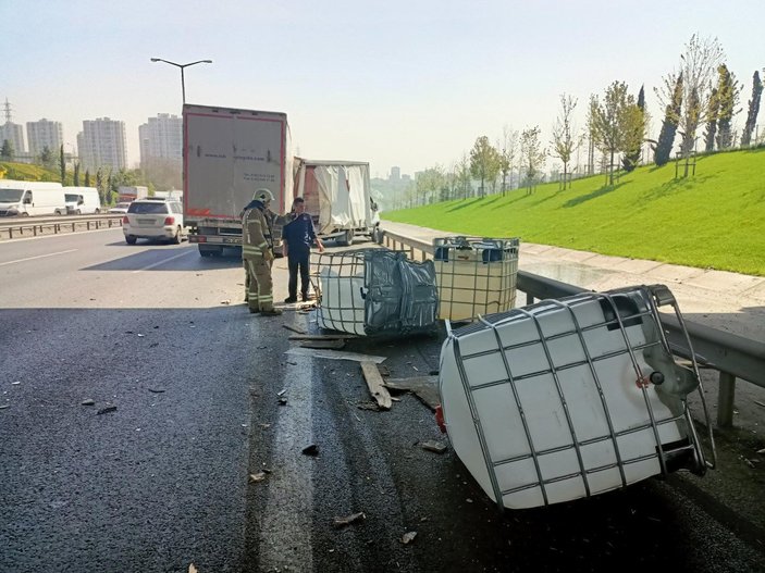İstanbul'da, kimyasal yüklü kamyonet kaza yaptı