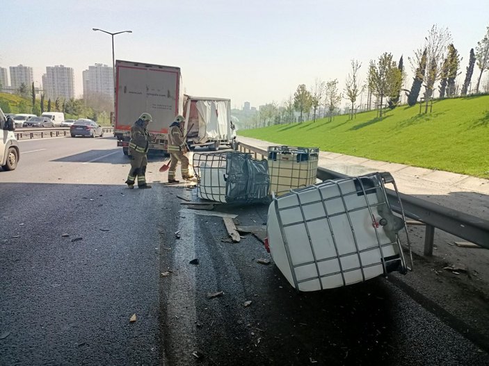 İstanbul'da, kimyasal yüklü kamyonet kaza yaptı