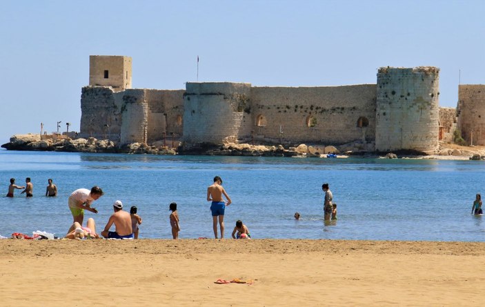 Mersin’de sıcağı gören denize koştu