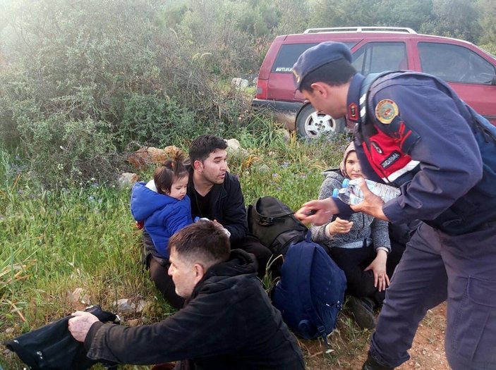 İzmir'de 89 kaçak göçmen ile 12 organizatör yakalandı