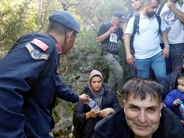 İzmir'de 89 kaçak göçmen ile 12 organizatör yakalandı