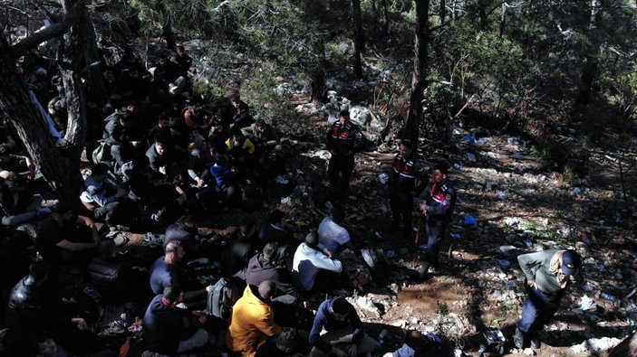 İzmir'de 89 kaçak göçmen ile 12 organizatör yakalandı