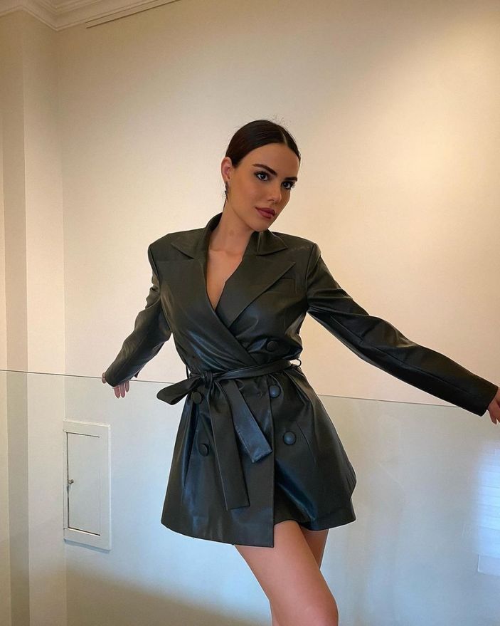 Üç Kız Kardeş'in Türkan'ı Özgü Kaya derin dekoltesiyle ortalığı yaktı geçti! 'Bu nasıl bir güzellik'